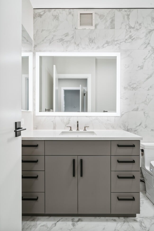 Building Photo - 501 N Clinton St