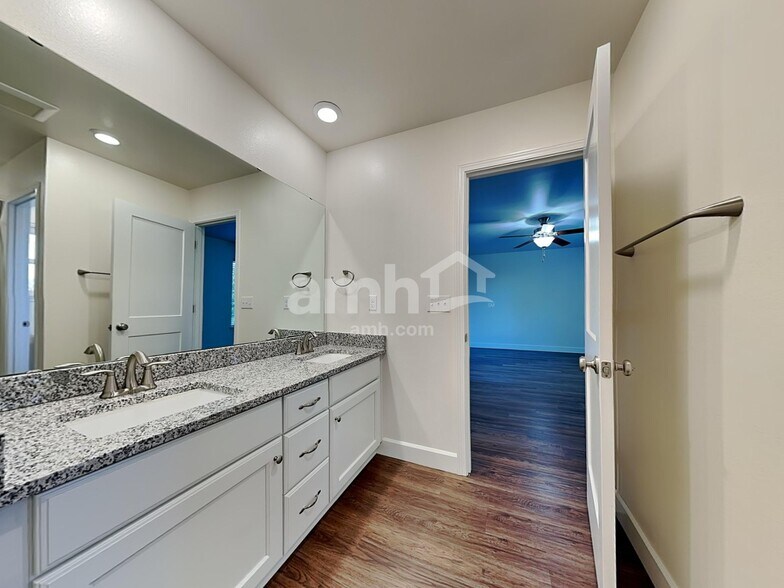 Building Photo - 13918 106th Ave E