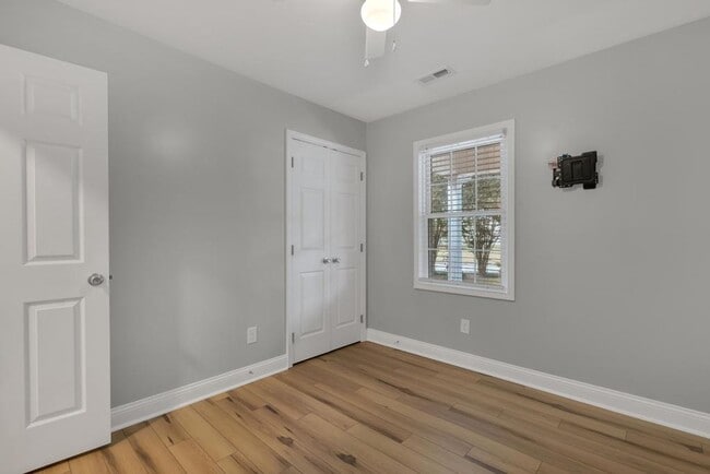 Building Photo - Large Ranch Home with 3BR/ 2 Bath with an Extra Bonus Room!