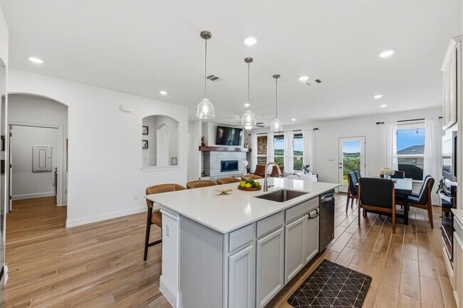 Building Photo - 6700 Cliff Rose Dr