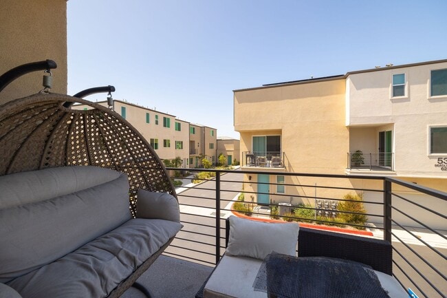 Building Photo - Modern 3-Story Townhouse in Agualuna!