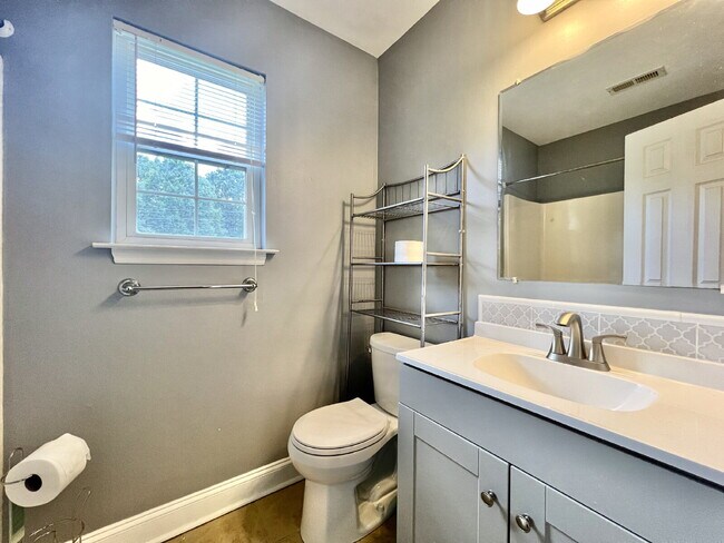 Building Photo - CONVENIENT LOCATION 3 Bedroom