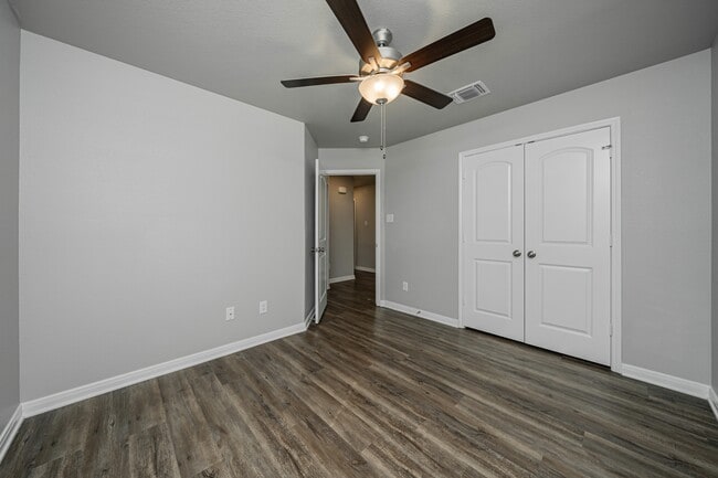 Building Photo - 610 Fallbrook Dr