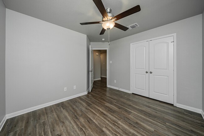 Building Photo - 623 Hollyhock Dr