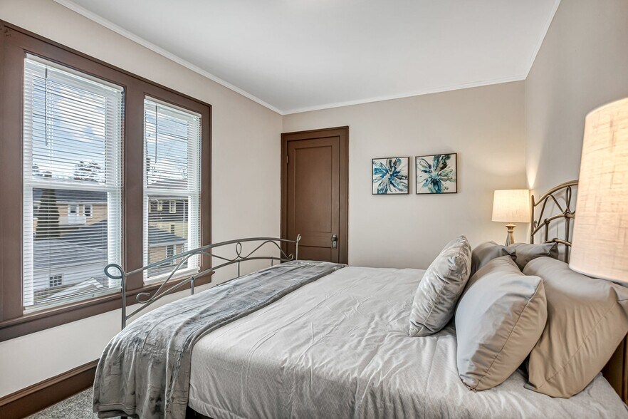 Building Photo - 817 Bell Ave