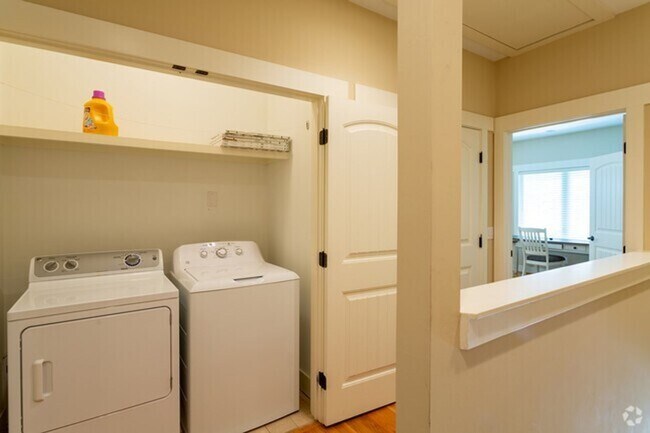 Building Photo - 3 bed/3 bath luxury townhouse walking dist...