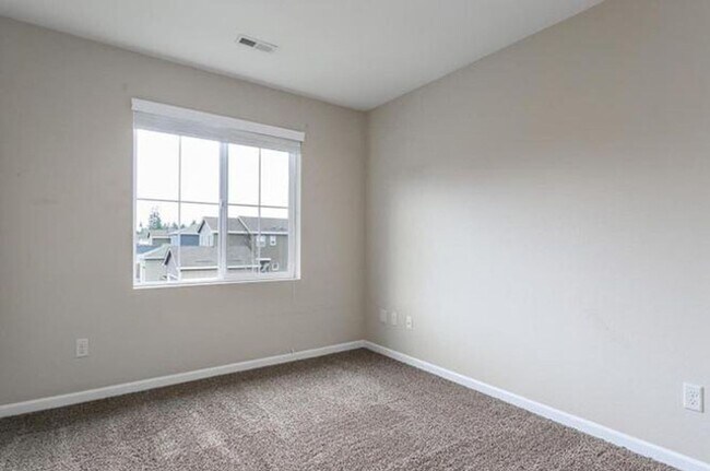 Building Photo - 4 bedroom 2.5 bathroom home