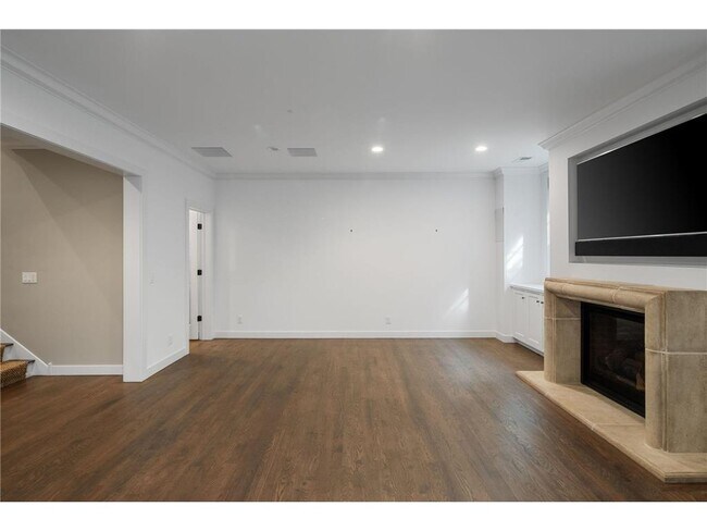 Building Photo - 2820 W Lake of the Isles Pkwy