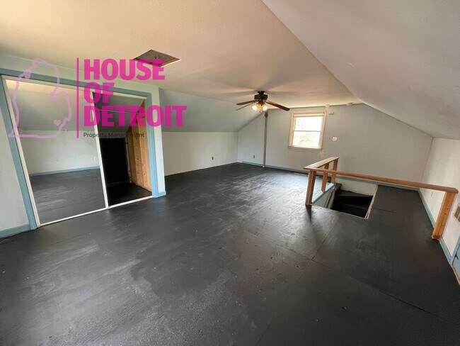 Building Photo - 3 BEDROOM 1 BATH BUNGALOW FREE PRE-SCREEN