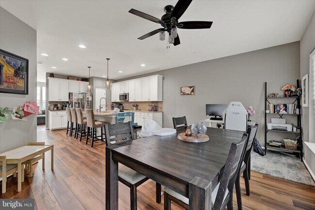 Building Photo - 7650 Lyndon Ct