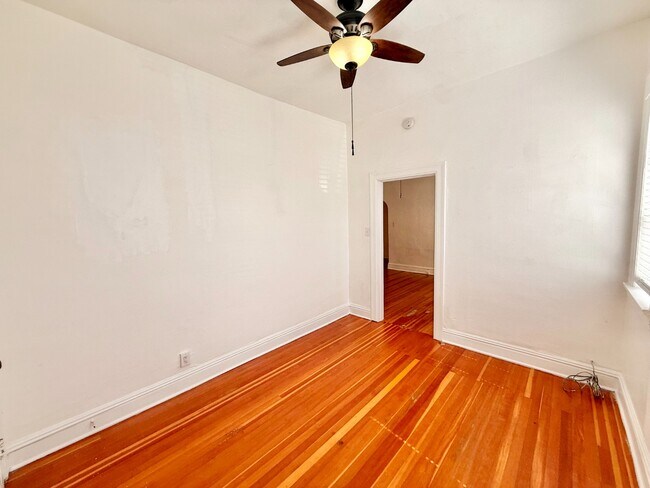 Building Photo - Gorgeous 1 Bed 1 Bath Apartment in Cap Hill! Available NOW!