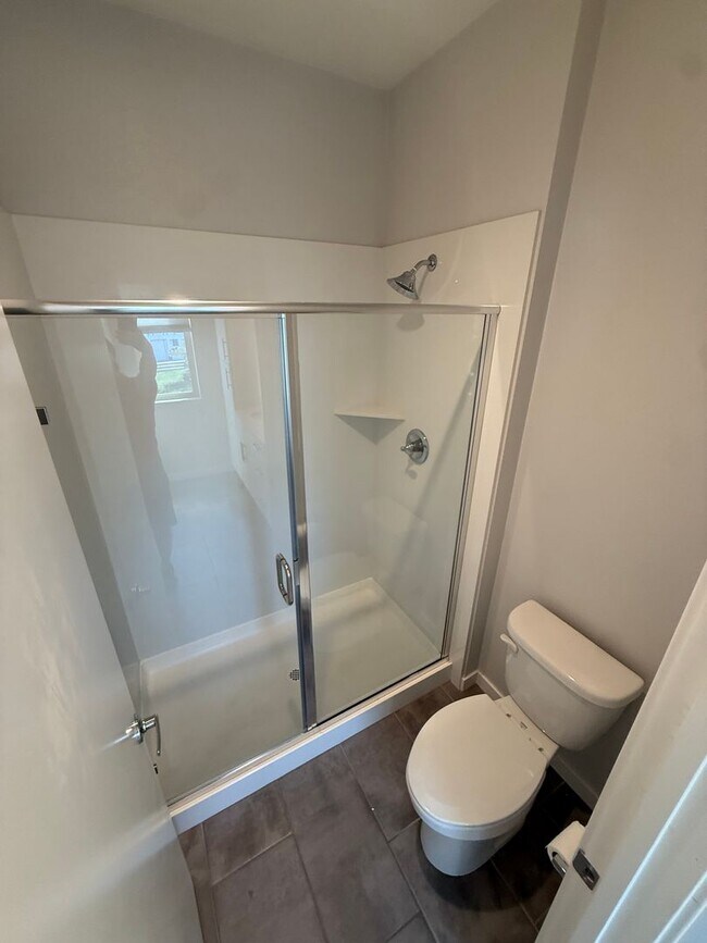 Building Photo - 2 bed | 2.5 bath | 1014 SF | 1 Car Garage | Tri-level condominium| Owner pays WS&G!