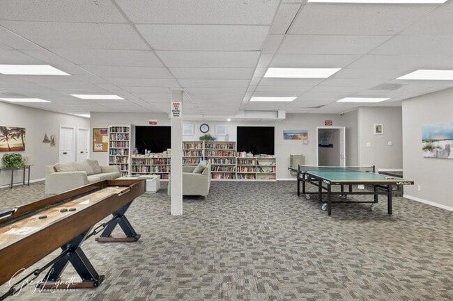 Building Photo - 3 Bedroom Home + an office on Southgate Golf Course.