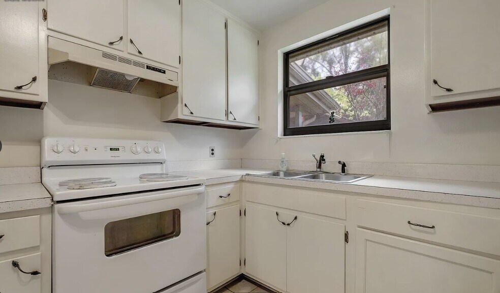 Kitchen 2 - 1927 Grimes Ln
