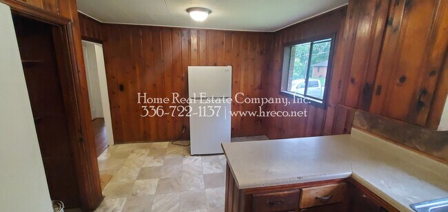 Building Photo - 2425 Machine St