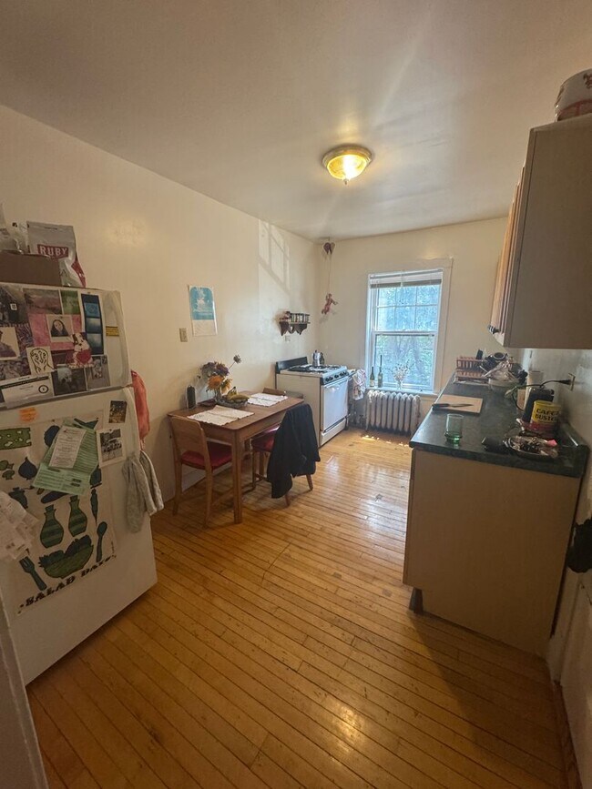 Building Photo - Lovely and Very Large Ravenswood Manor 1 BR