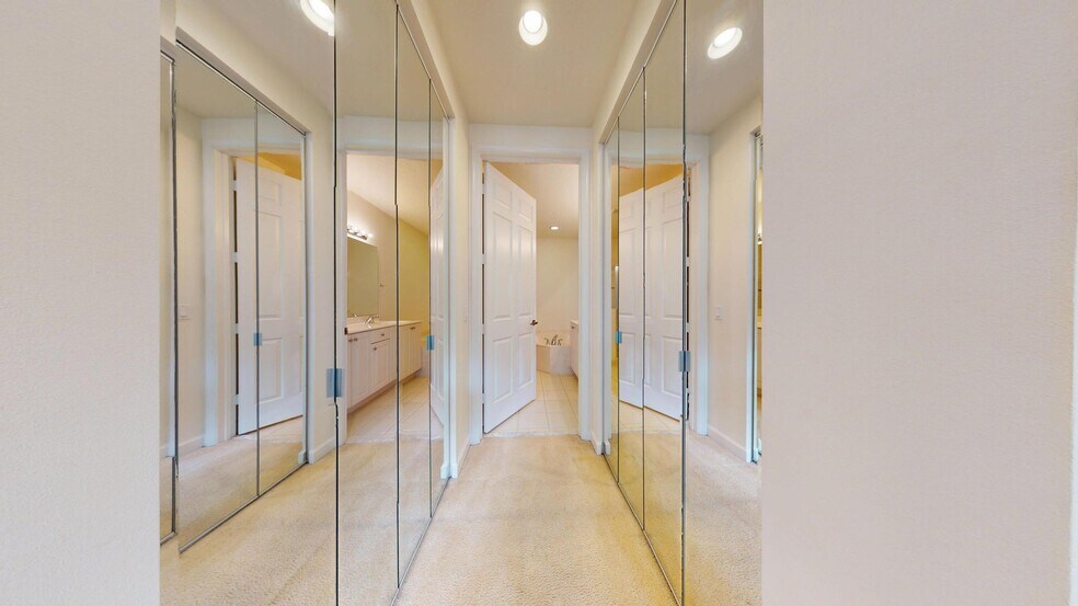 Building Photo - 235 W Chrystie Cir