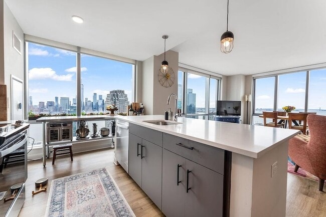 Building Photo - 25 Christopher Columbus Dr