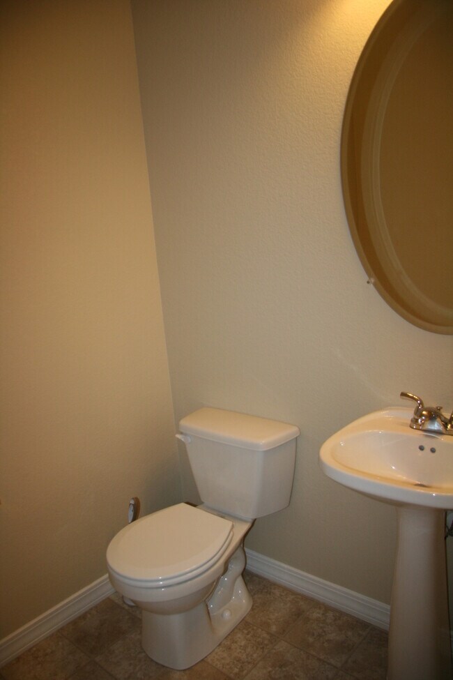 Building Photo - Two Story Townhouse in Old Colorado City!