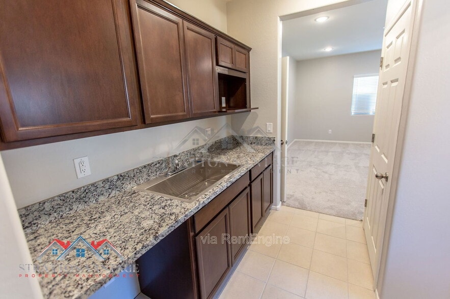 Building Photo - 495 E Rio Pl