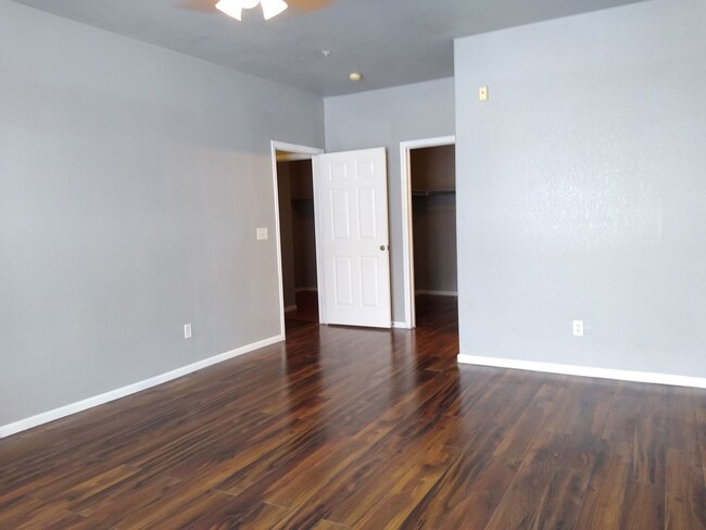 Building Photo - Awesome Aurora Condo w/ Tons of Space and ...