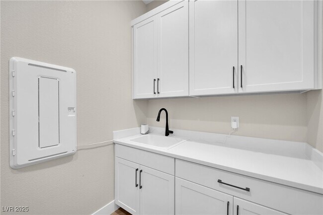 Building Photo - 11079 Rolling Vista Dr