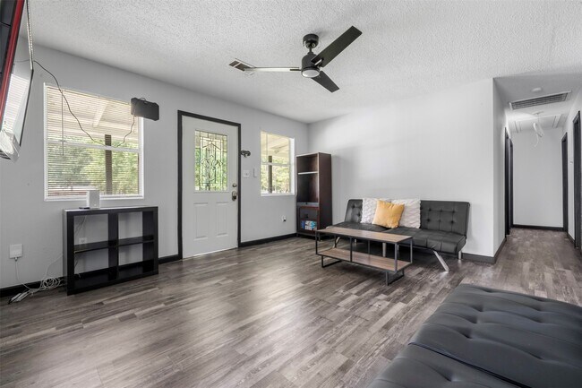 Building Photo - 541 Trails End Dr