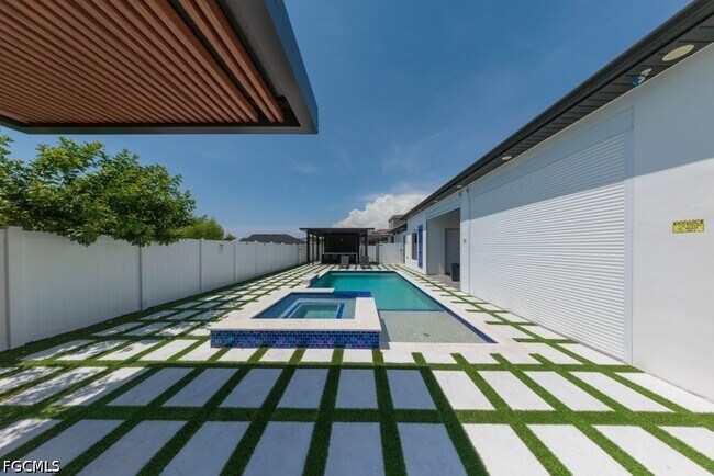 Building Photo - 4024 Chiquita Blvd S