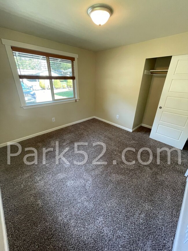 Building Photo - Pet Friendly 3 Bedroom Rambler!