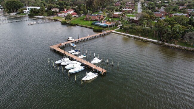 Building Photo - 825 Center St