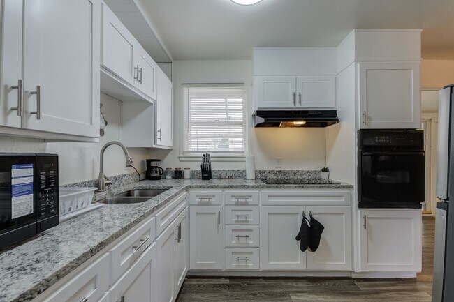 Building Photo - Charming Updated 3 Bedroom
