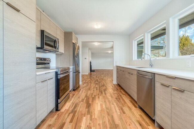 Building Photo - Beautifully Redesigned Home in Quiet Neighborhood