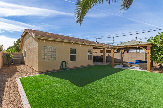 Building Photo - 1562 W Alder Rd