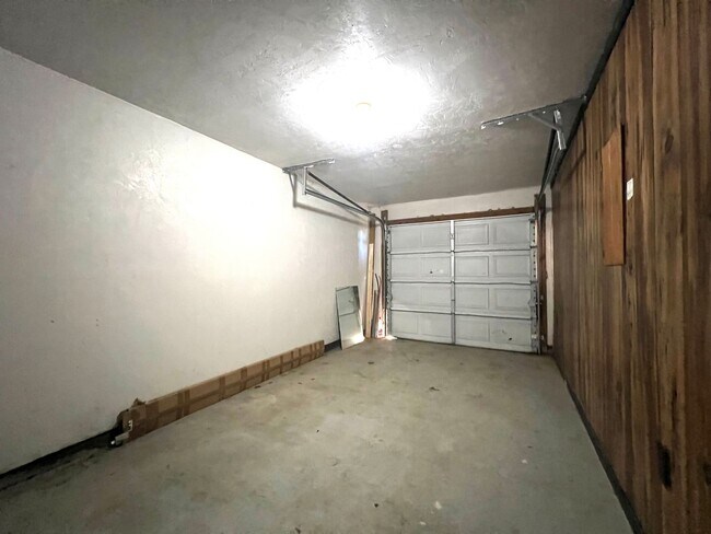 Building Photo - Super house on large private lot