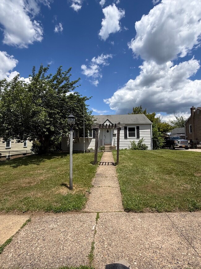 Building Photo - 2701 Fair Oaks Ave