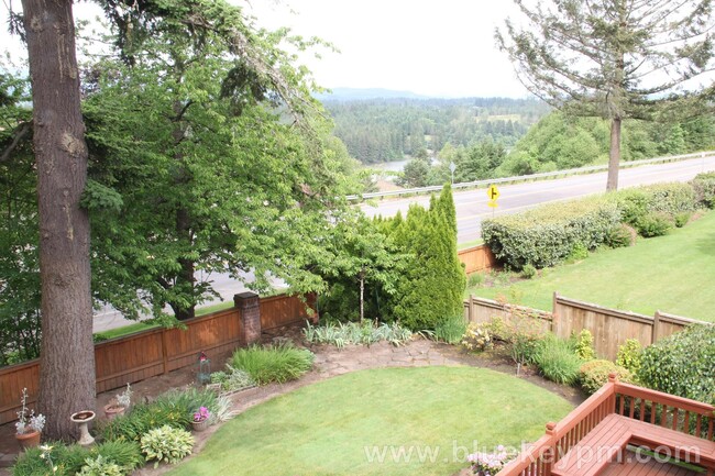 Building Photo - REDUCED $200!!   3-4 Bed, 3 Bath Camas Hom...