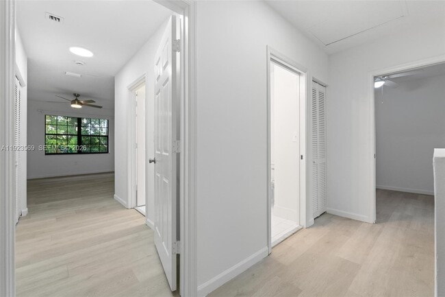 Building Photo - 390 City View Dr