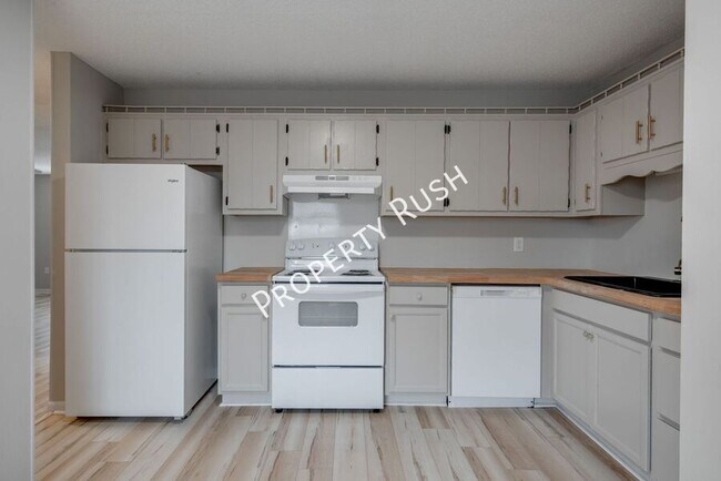 Building Photo - 340 Alpine Dr