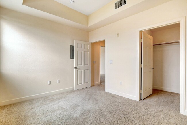 Building Photo - Beautiful top floor condo!