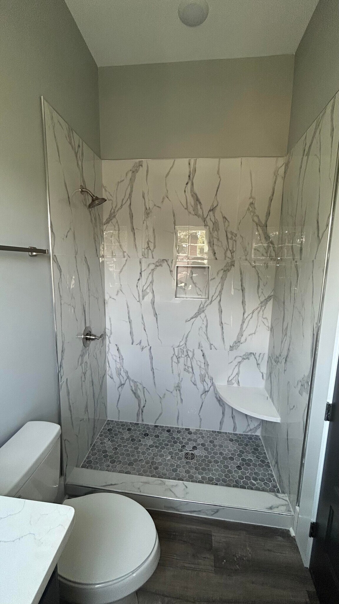 bathroom - 754 N Wood Ave