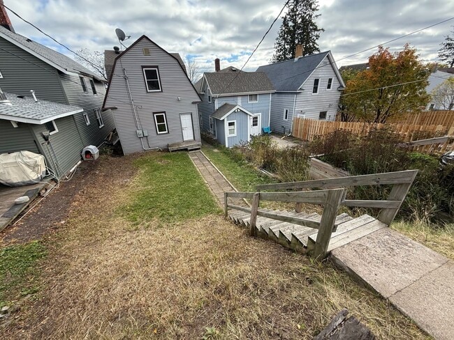 Building Photo - SHORT TERM WINTER RENTAL ONLY!!!!!