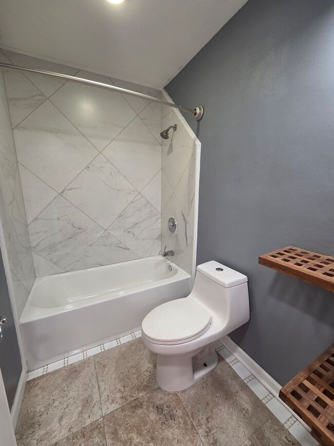 Building Photo - Great Efficiency Upstairs Apartment in PCB! *Basic Cable TV, Water/Sewer, Garbage & Lawncare Incl...