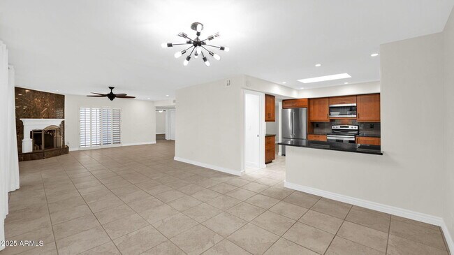 Building Photo - 7500 N Vía Camello Del Sur