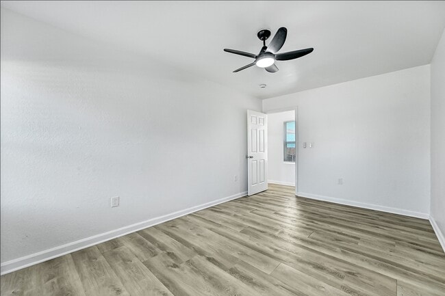 Building Photo - 2328 Wimcrest St