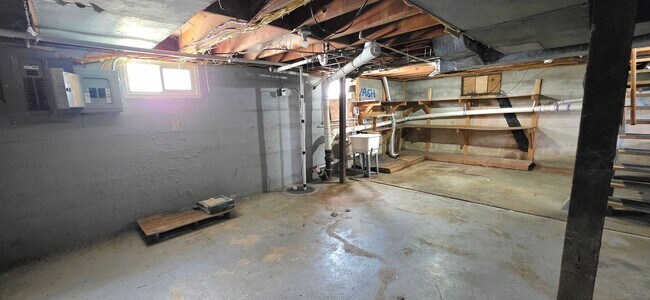 Building Photo - Adorable 3 Bedroom Bungalow close to Mercy Hospital $1295!!!