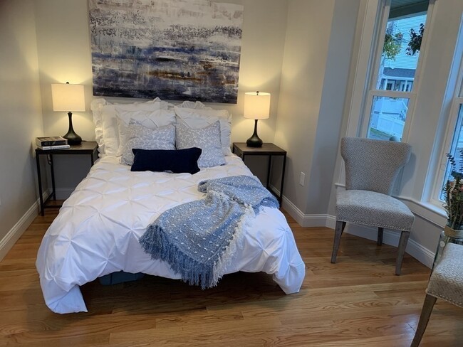 Building Photo - 27 Phillips St