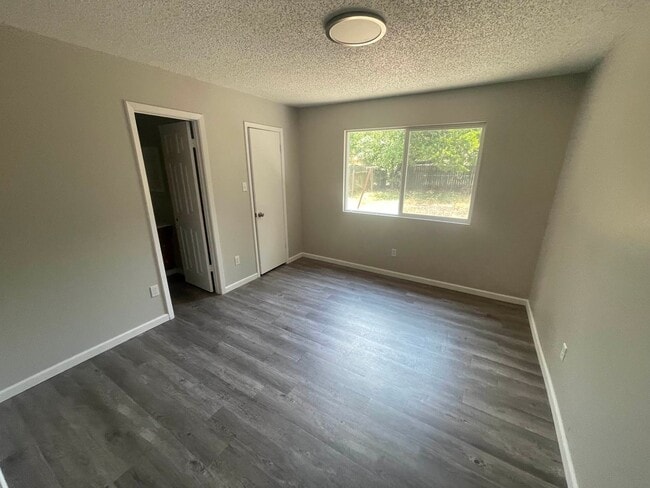 Building Photo - Spacious 5-Bedroom Home in a Great Neighbo...