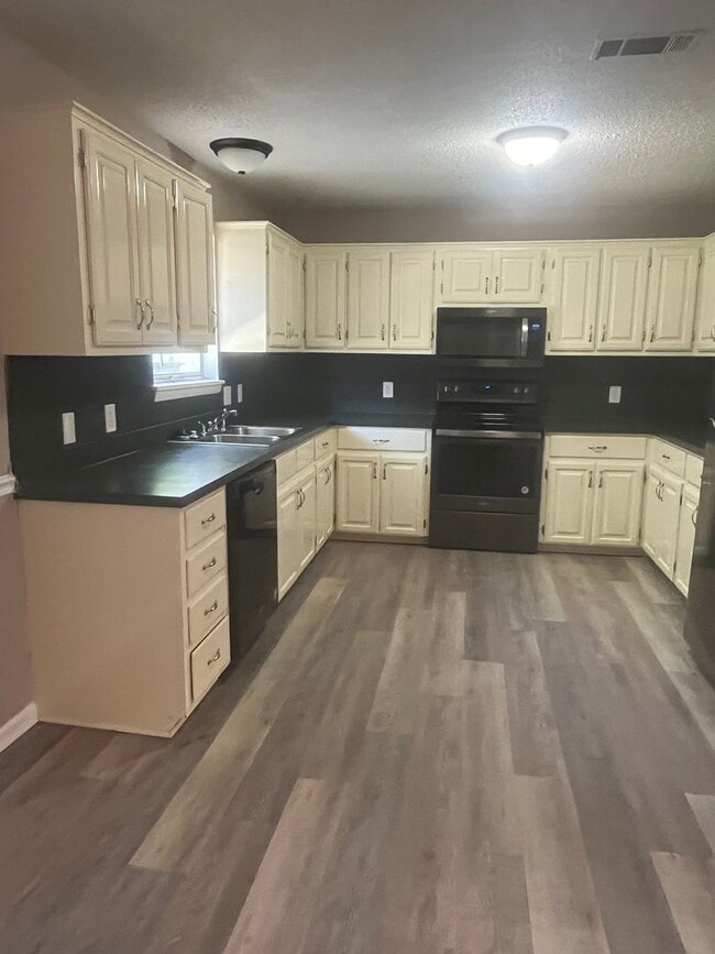 Building Photo - Spacious 4 bedroom 1.5 bath house