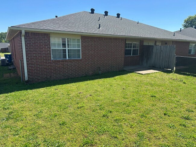 Building Photo - Available Now!  3 Bedroom, 2 Bathroom in Prime Bentonville Location, w/ Garage and Fenced-in Back...