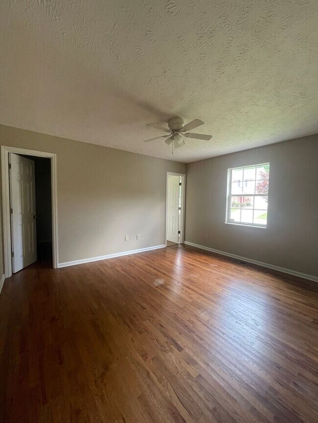 Building Photo - 3 bed, 2 bath, 2 car garage ranch style home with fenced yard.